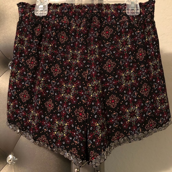 Black/Multicolored Pattern Shorts - Picture 2 of 7